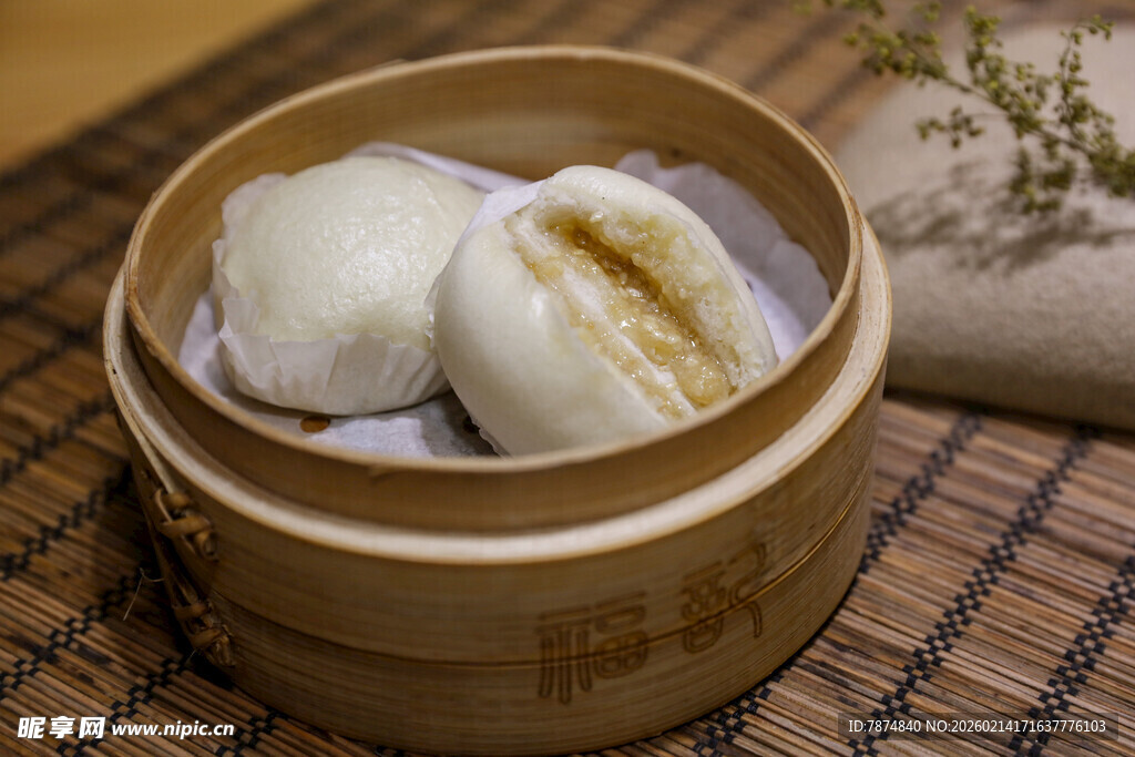 竹制蒸笼里的美味小笼包