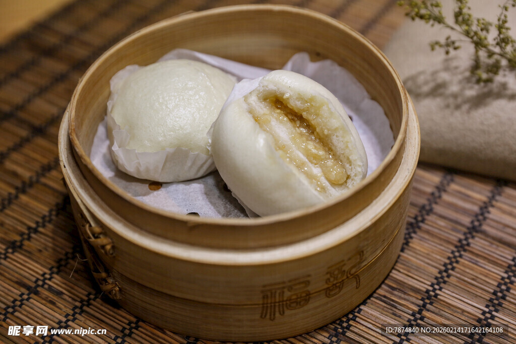 竹制蒸笼里的美味豆沙包