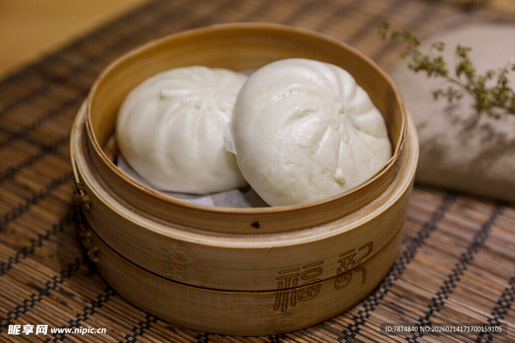 竹制蒸笼里的美味白包子
