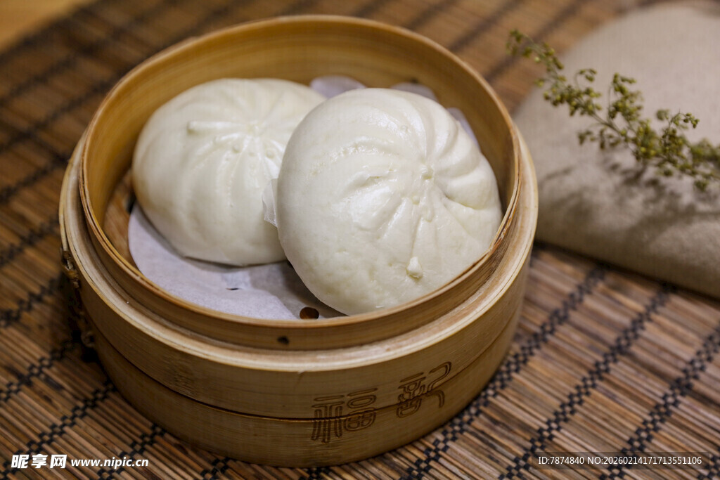 竹制蒸笼里的美味白包子