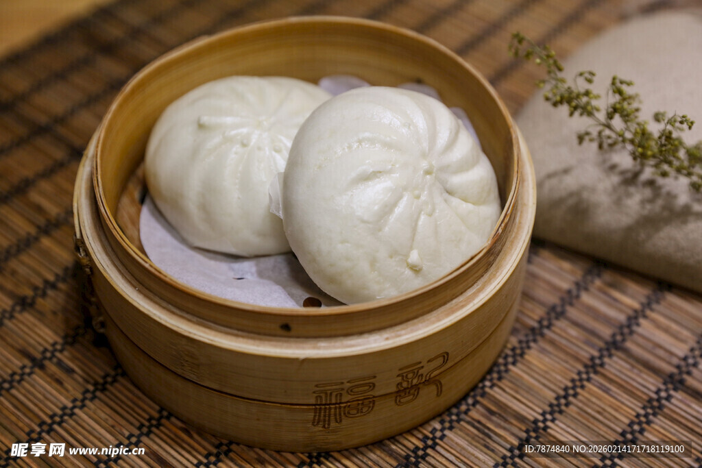 竹制蒸笼里的美味大包子