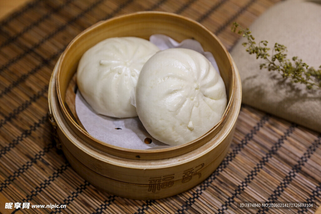 竹笼中的美味白馒头
