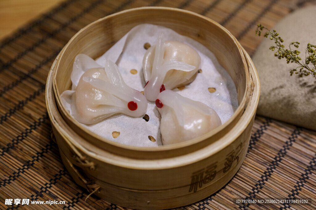 竹制蒸笼里的美味饺子