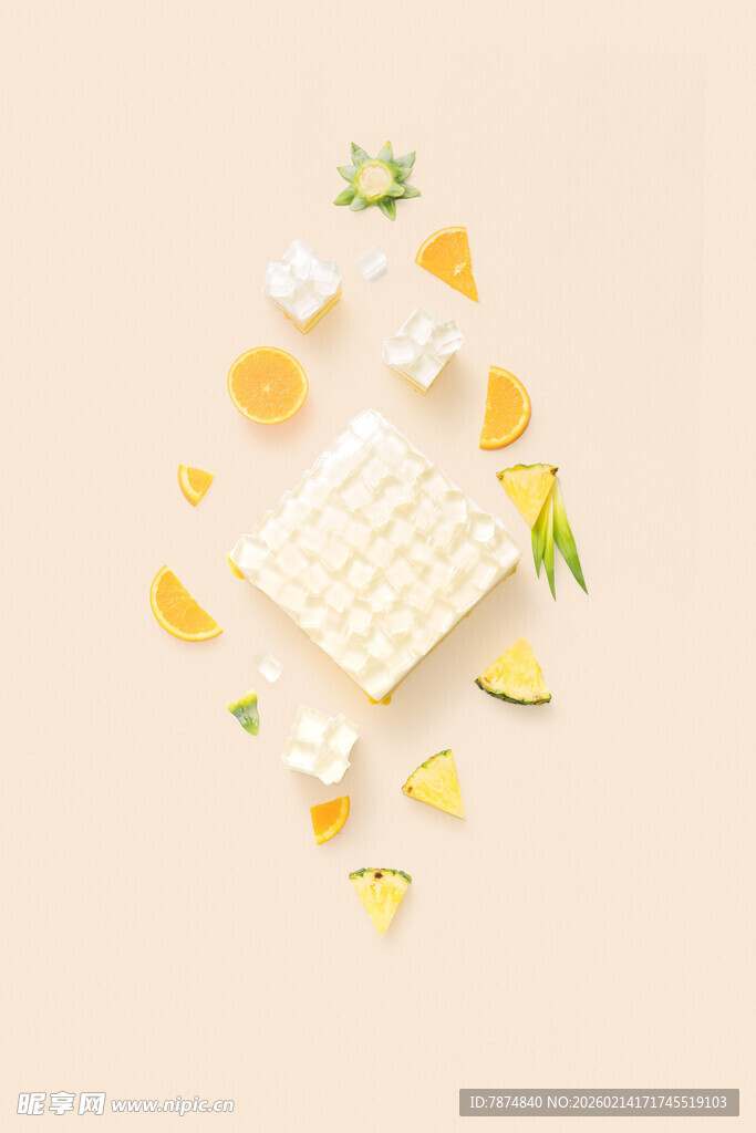 方形糕点配鲜果碎装饰