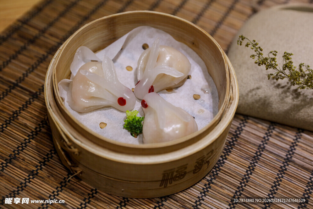 竹制蒸笼里的美味饺子