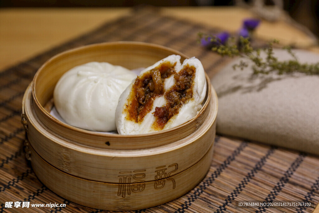 竹制蒸笼里的美味包子