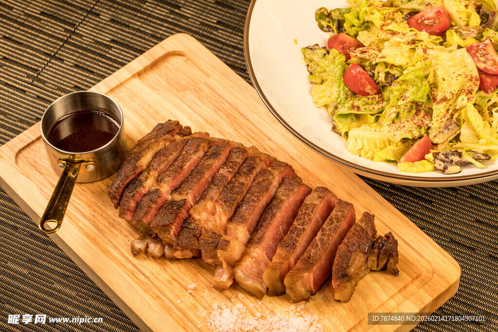 美味牛排与配菜的诱人组合