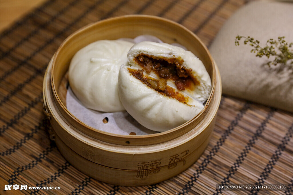 竹制蒸笼里的美味叉烧包