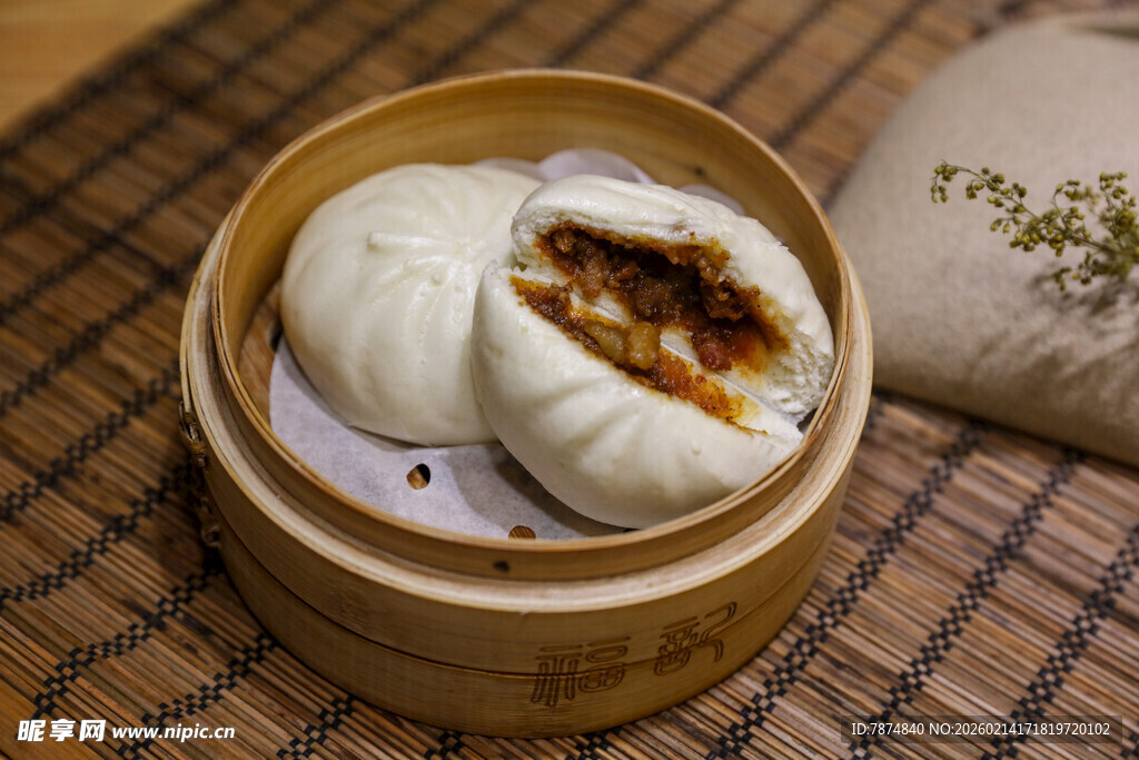 竹制蒸笼里的美味肉馅包子