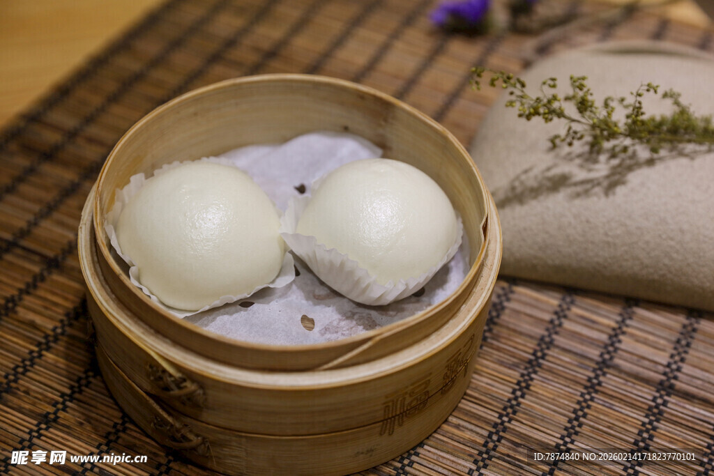 竹制蒸笼里的两个白包子