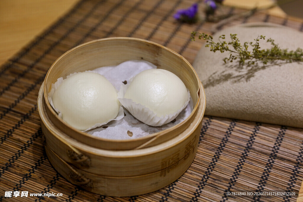 竹制蒸笼中的美味白包子