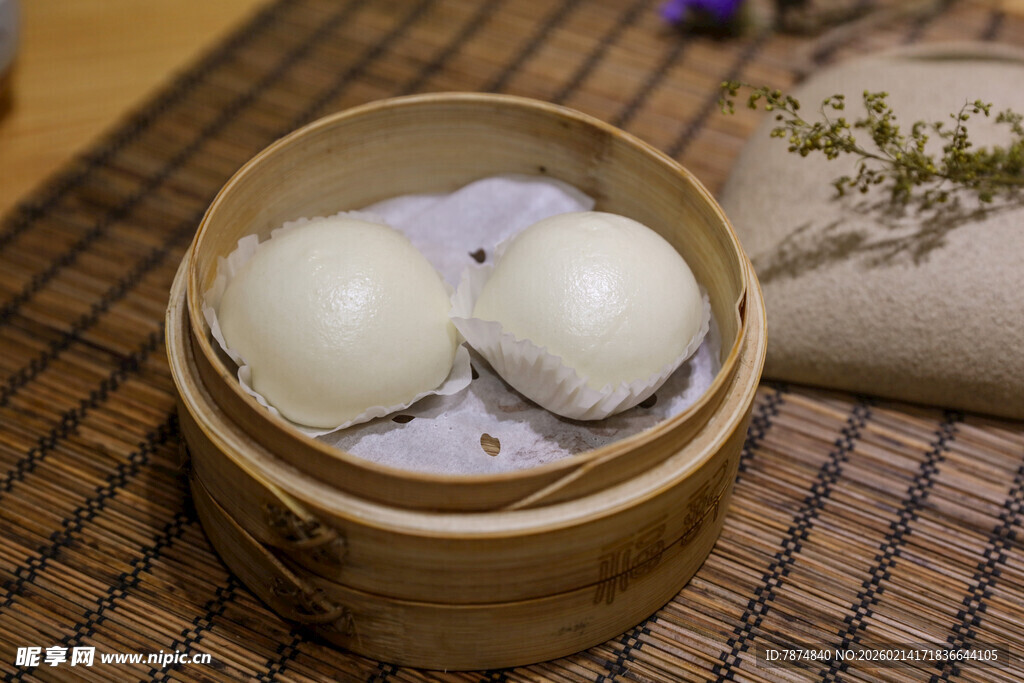 竹制蒸笼里的美味白包子