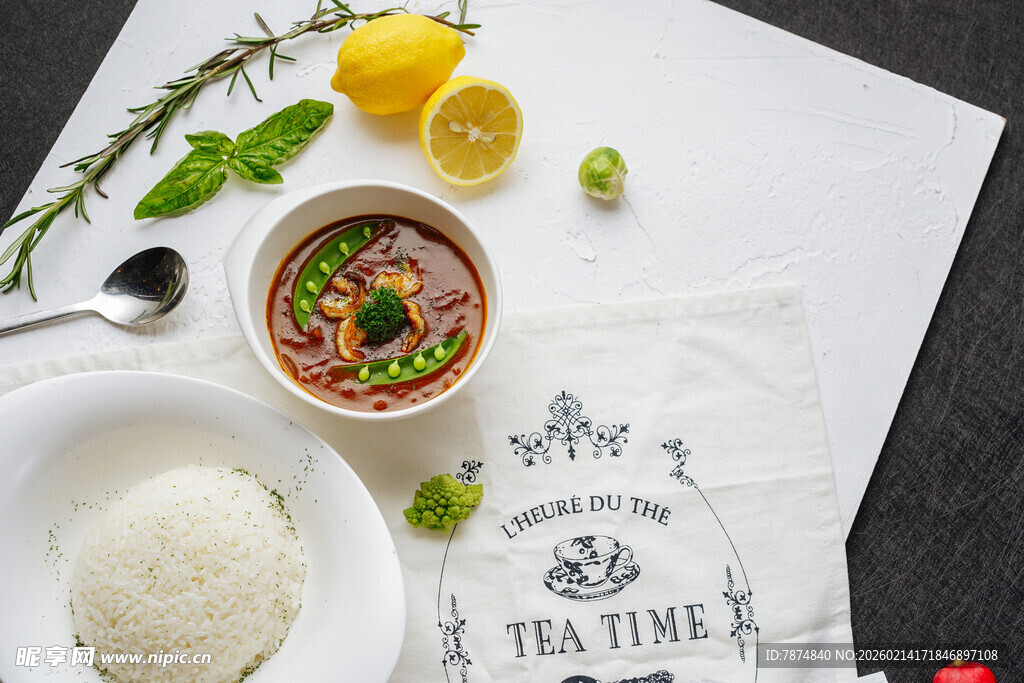 美味汤品配米饭与柠檬