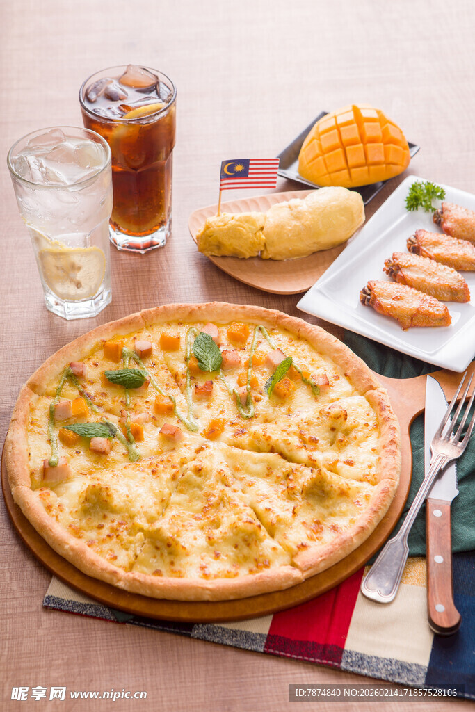 美味披萨与多样休闲美食