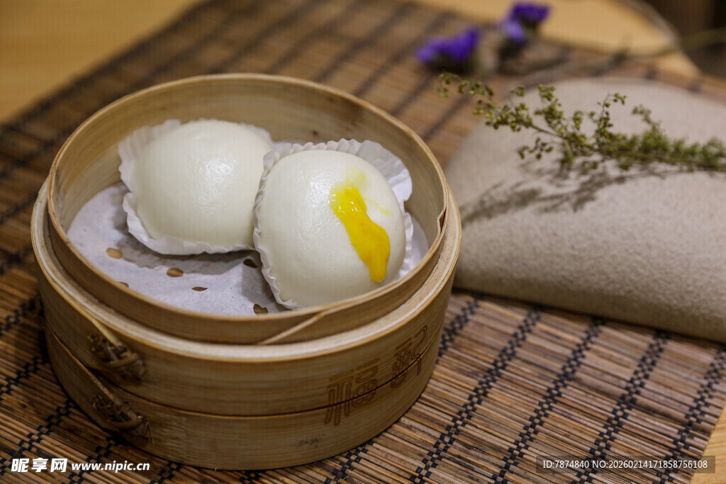 竹制蒸笼里的美味白团子