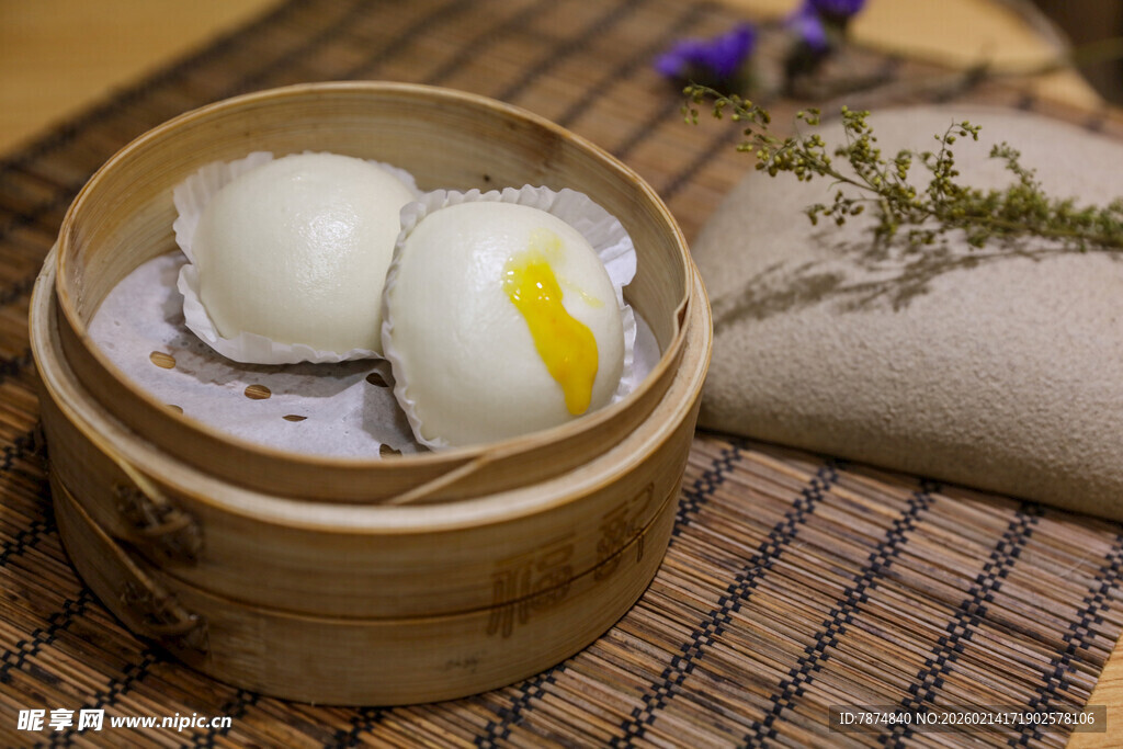 竹制蒸笼里的美味双黄包