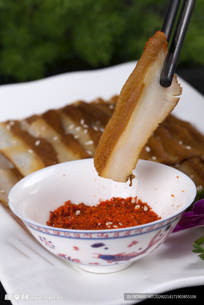 筷子夹卤味蘸香辣蘸料