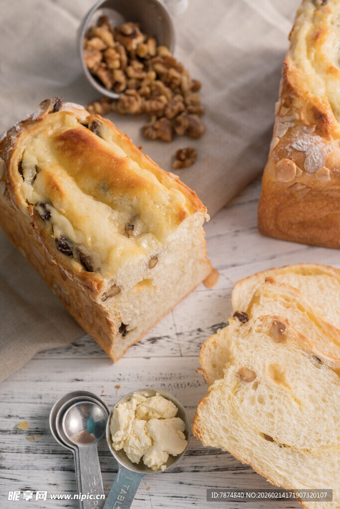 美味面包与坚果的诱人组合