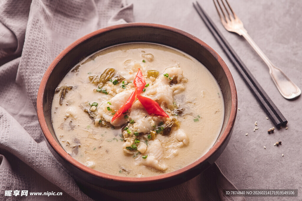 美味蘑菇浓汤配红椒点缀