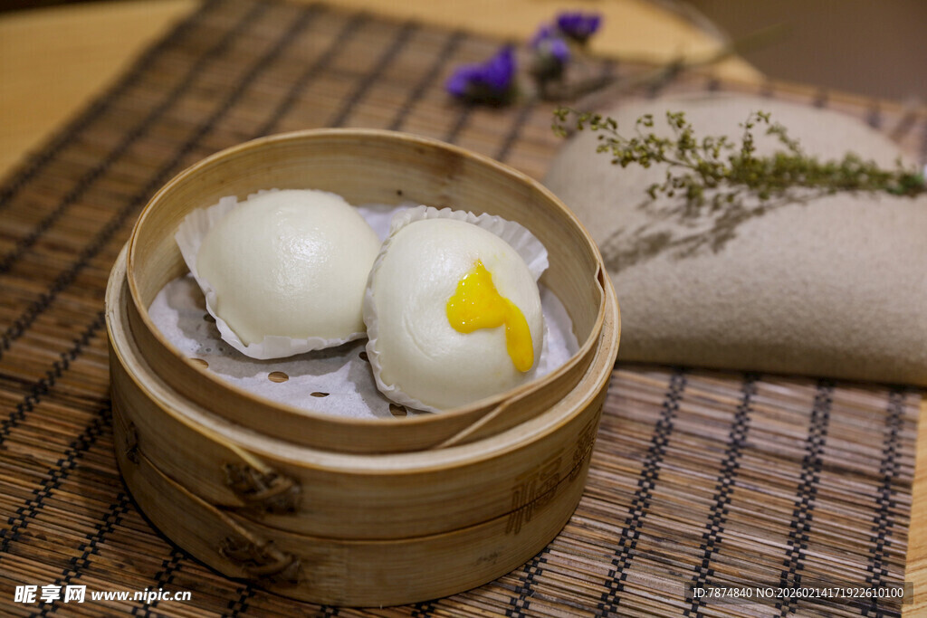 竹制蒸笼中的美味特色包子