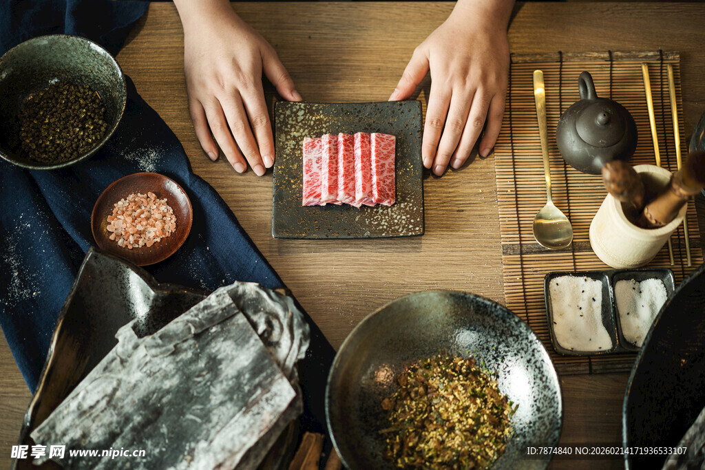 手工制作彩色糕点场景