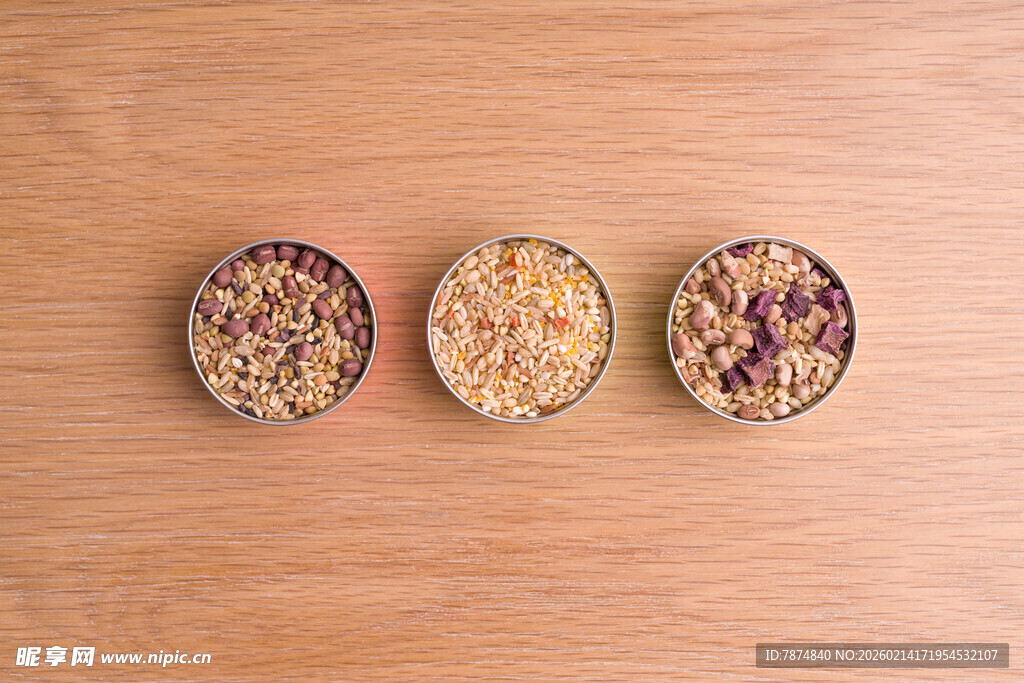 三盘特色谷物摆放在木桌