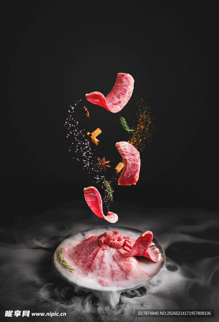 飞散的新鲜肉片与调料