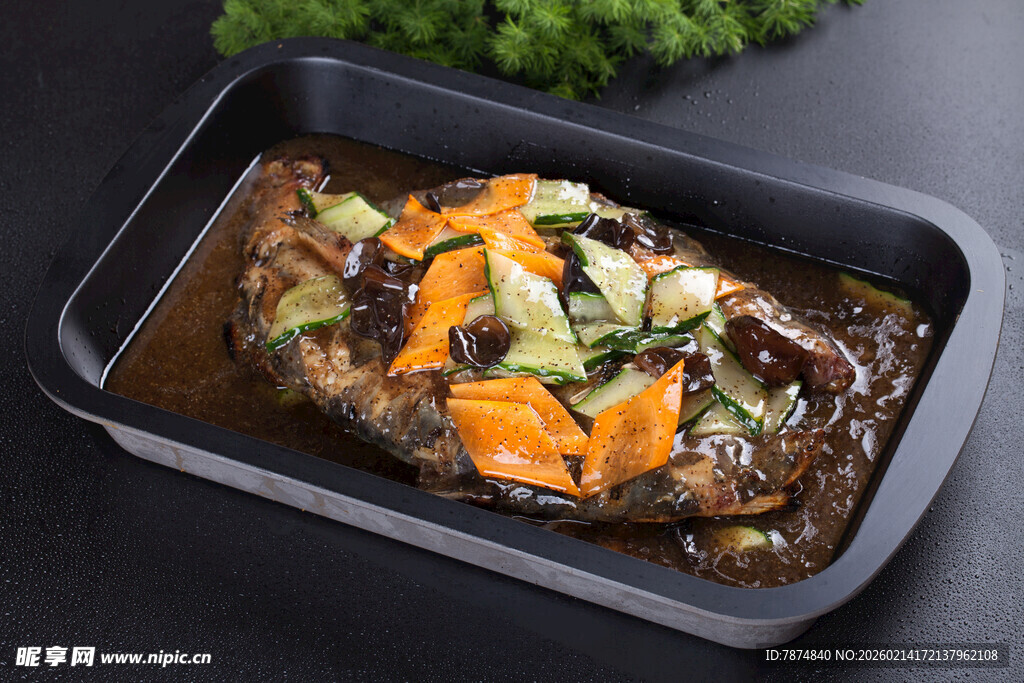 美味红烧鱼配多彩蔬菜