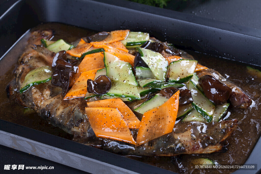 美味烤鱼配多彩蔬菜