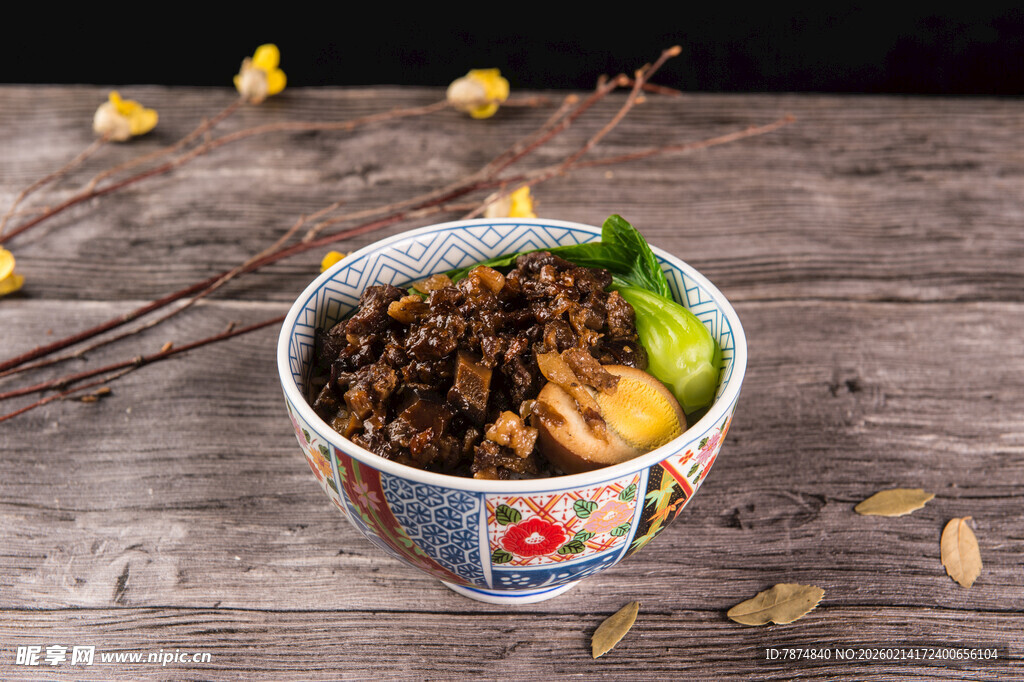 美味自热火锅摆于木桌