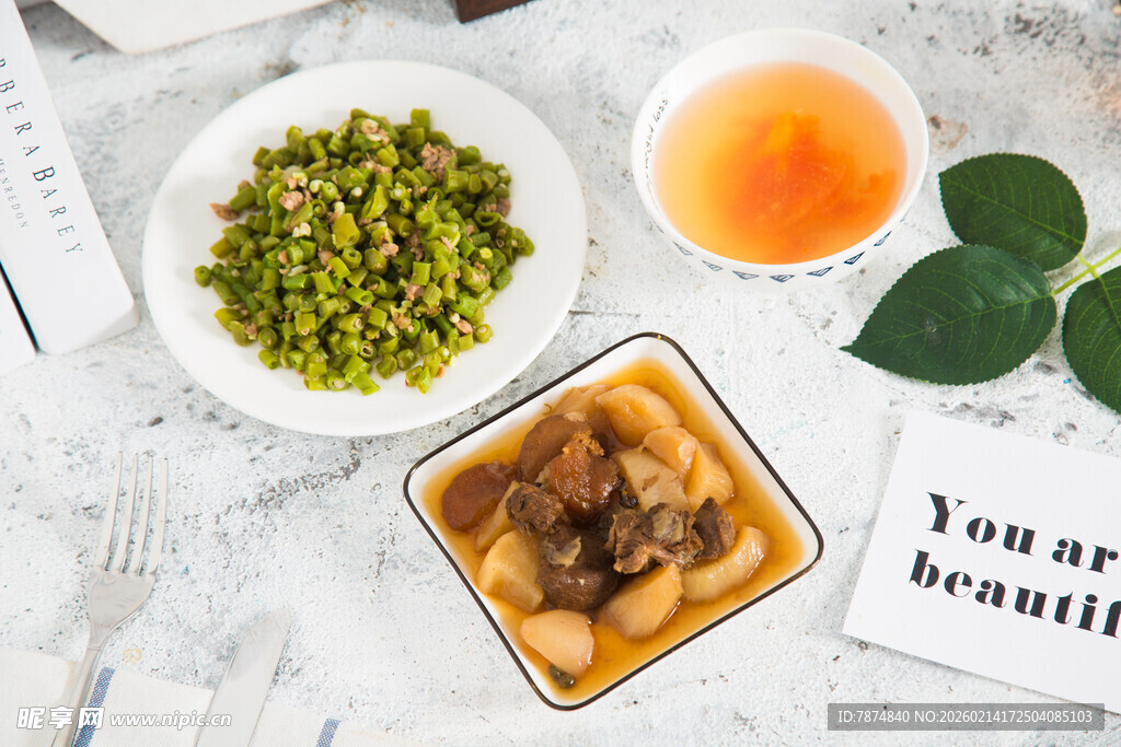 美味小吃与茶饮的惬意组合