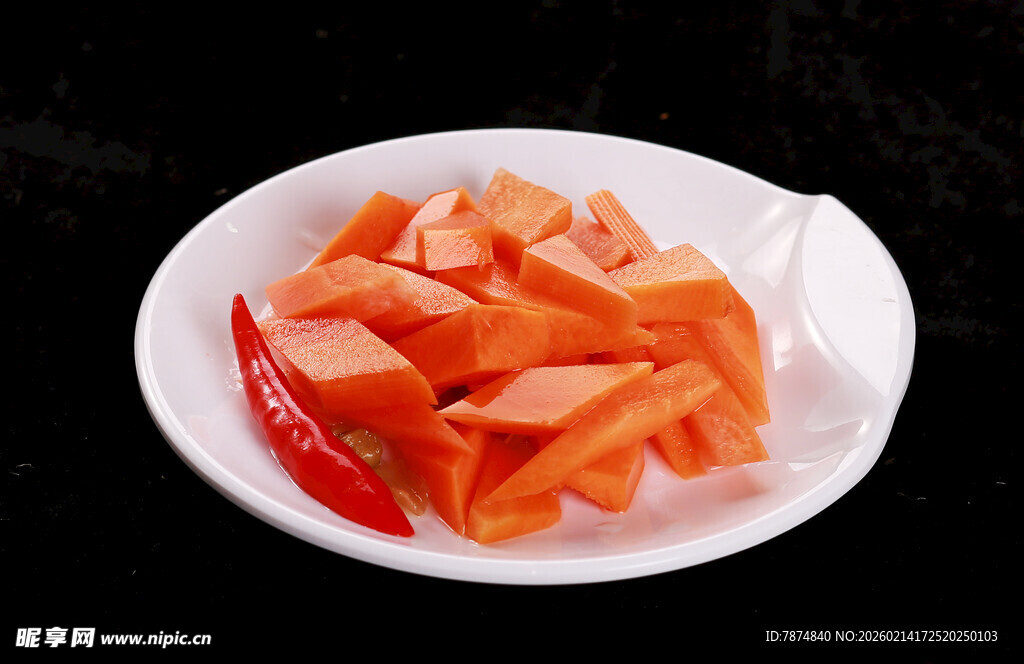 盘中胡萝卜配红椒