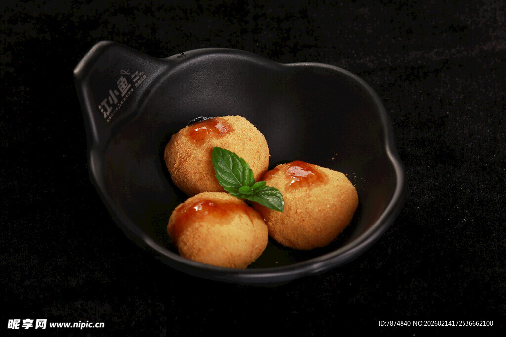 黑碗中的美味芝士球