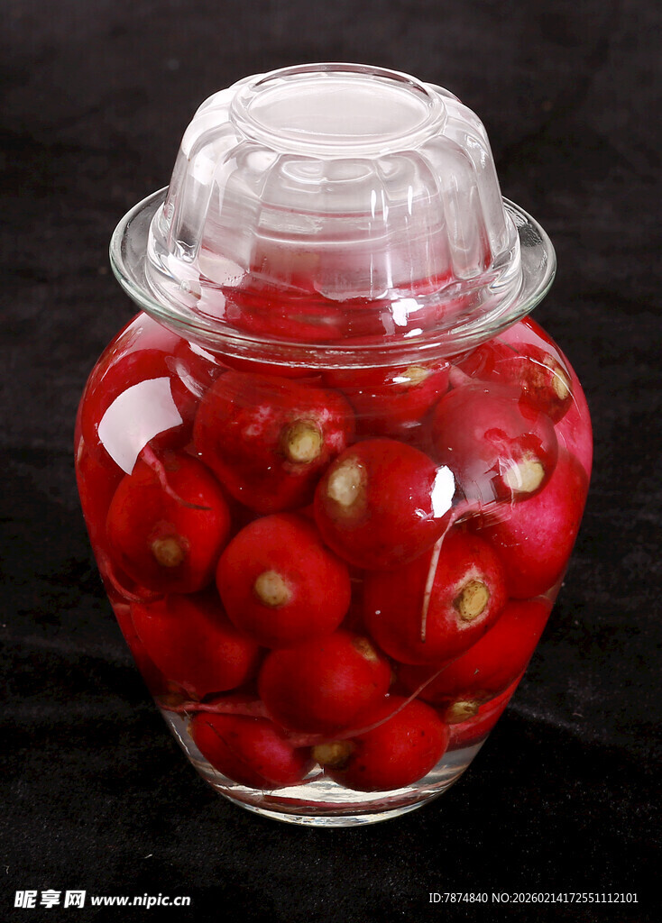 玻璃罐中的鲜红草莓