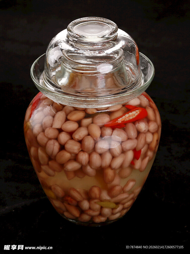 玻璃罐中的腌制花生