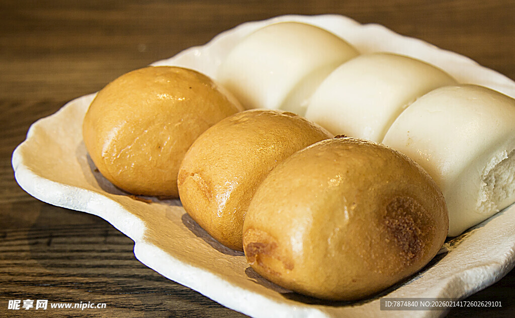 盘中馒头与金黄糕点