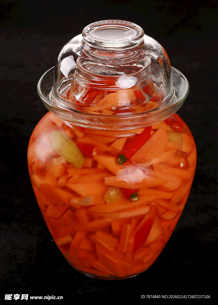 玻璃罐中的腌制蔬菜