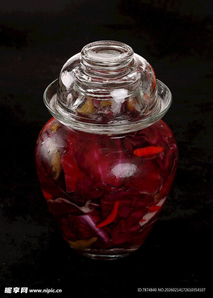 玻璃罐中的红色腌制物