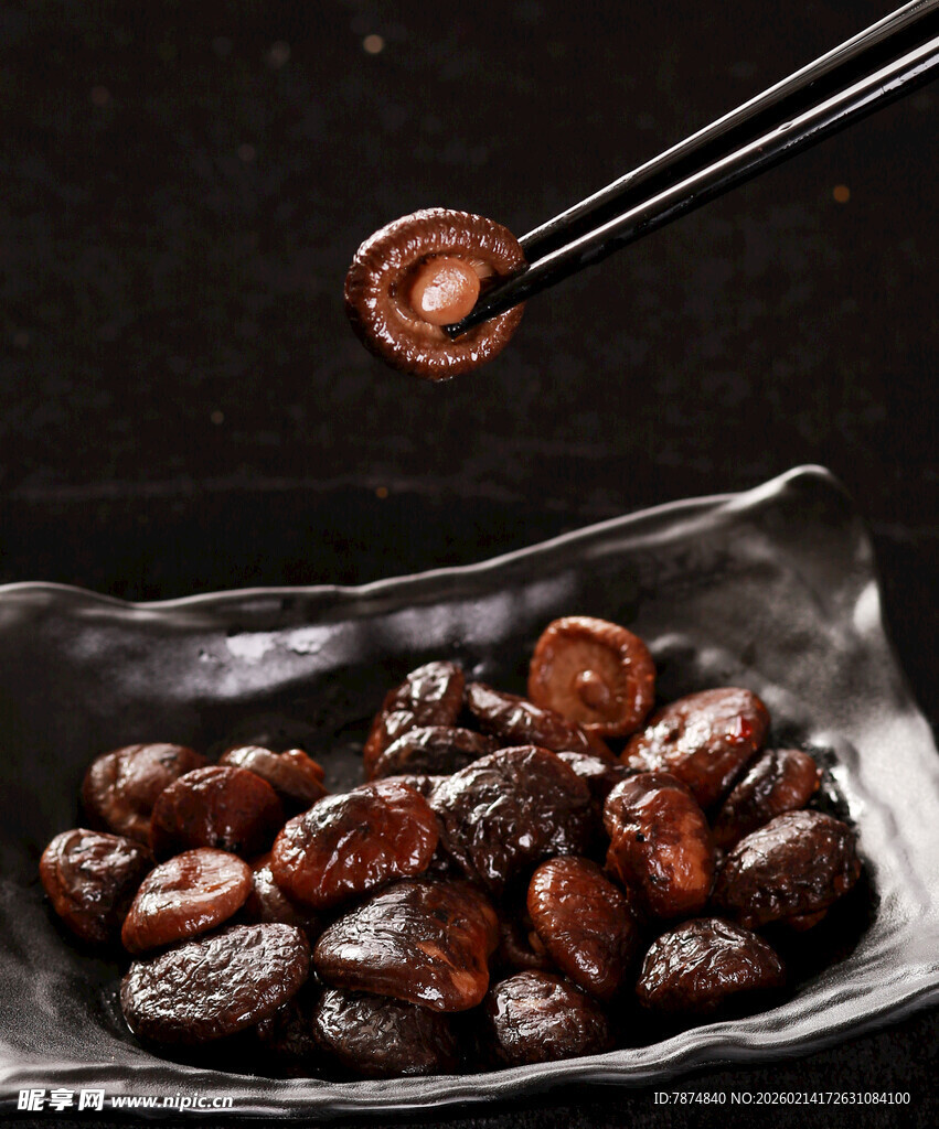 筷子夹起美味糖炒栗子