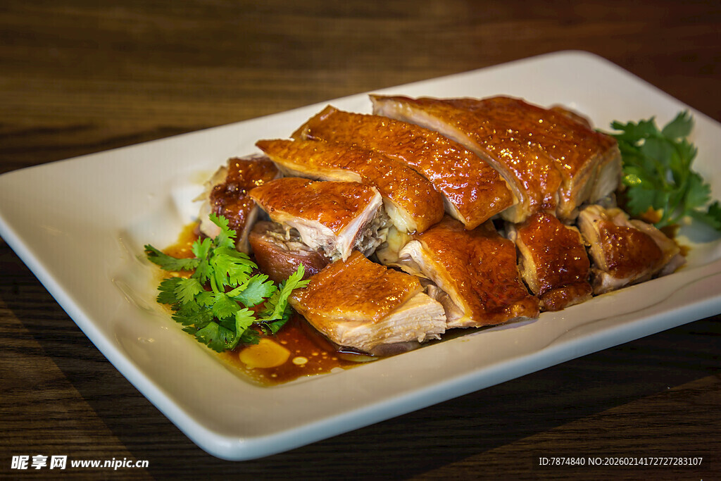 美味切片烤鸭配翠绿蔬菜