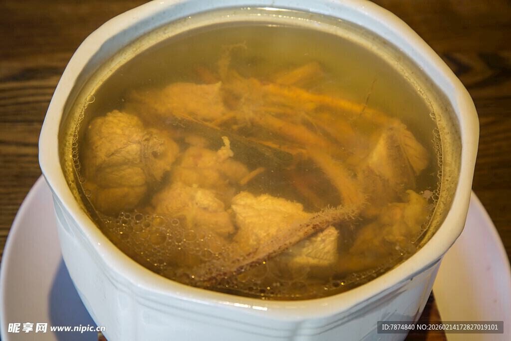 滋补鸡汤炖煮中