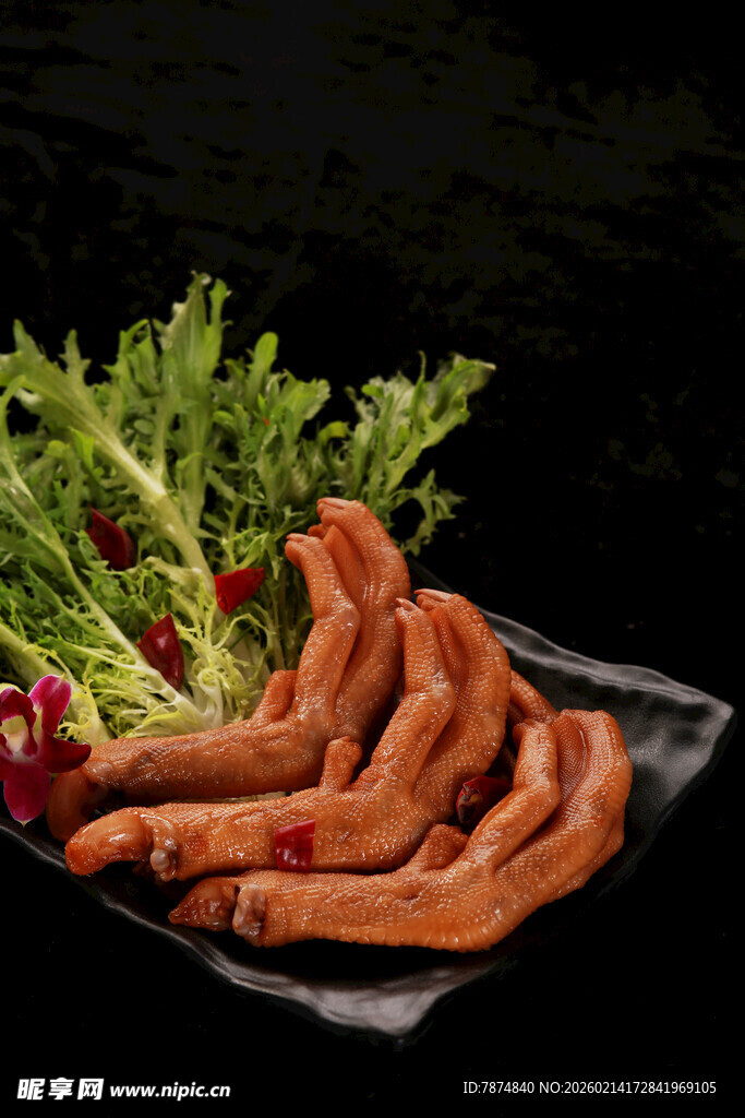 美味卤鸡爪配新鲜蔬菜