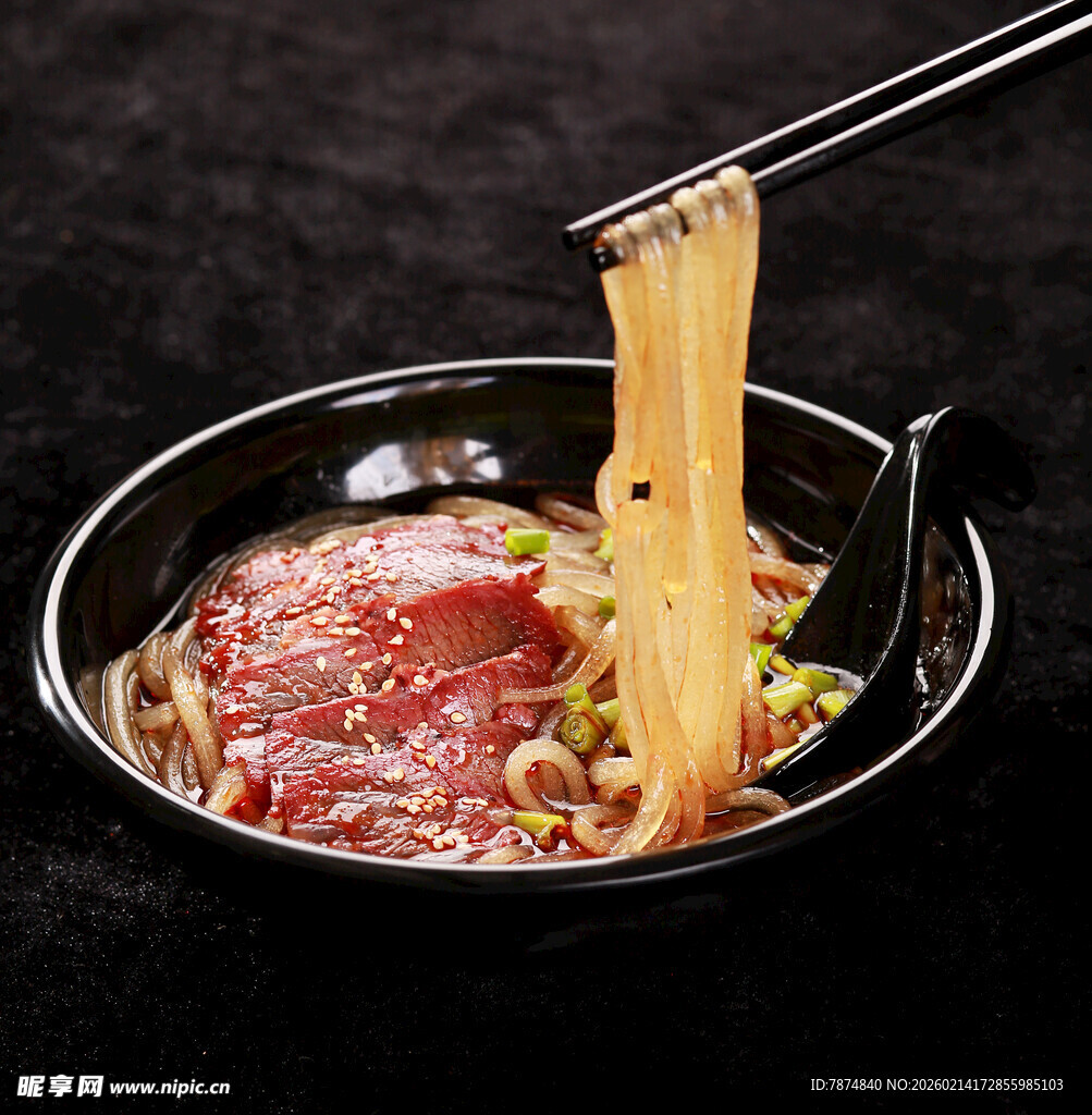 美味牛肉面 面条挑起诱人