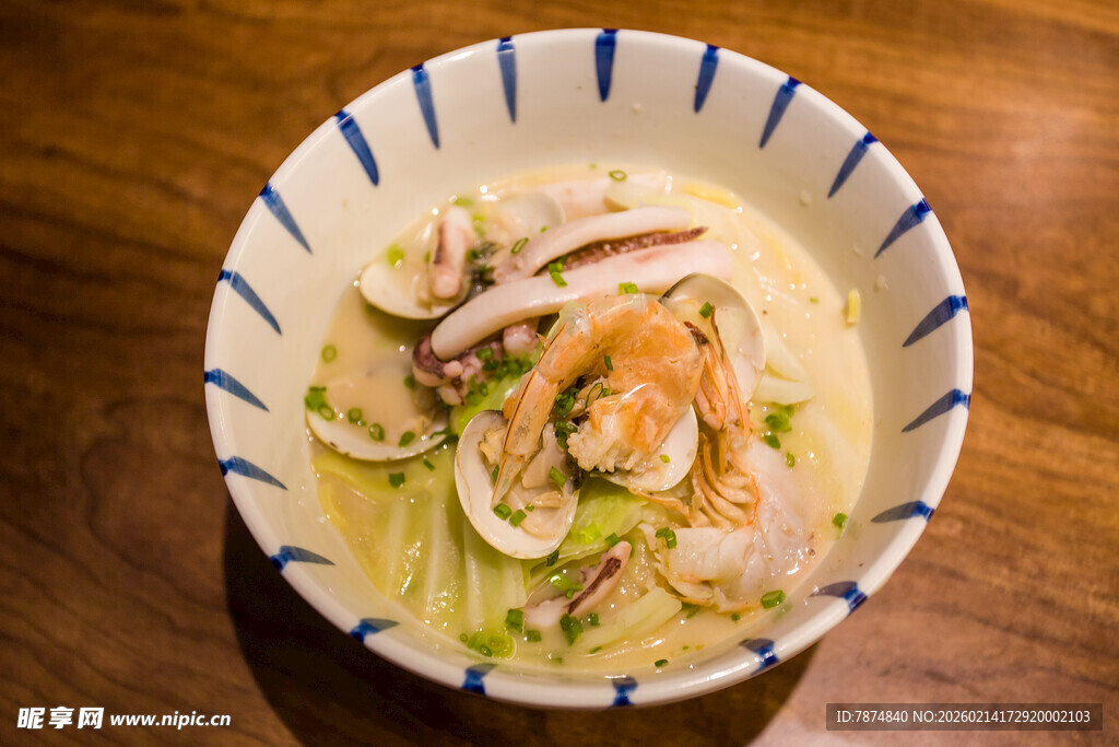 海鲜蔬菜拉面碗中美味