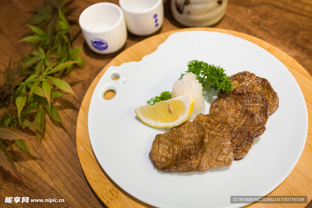 美味煎牛排摆盘精致