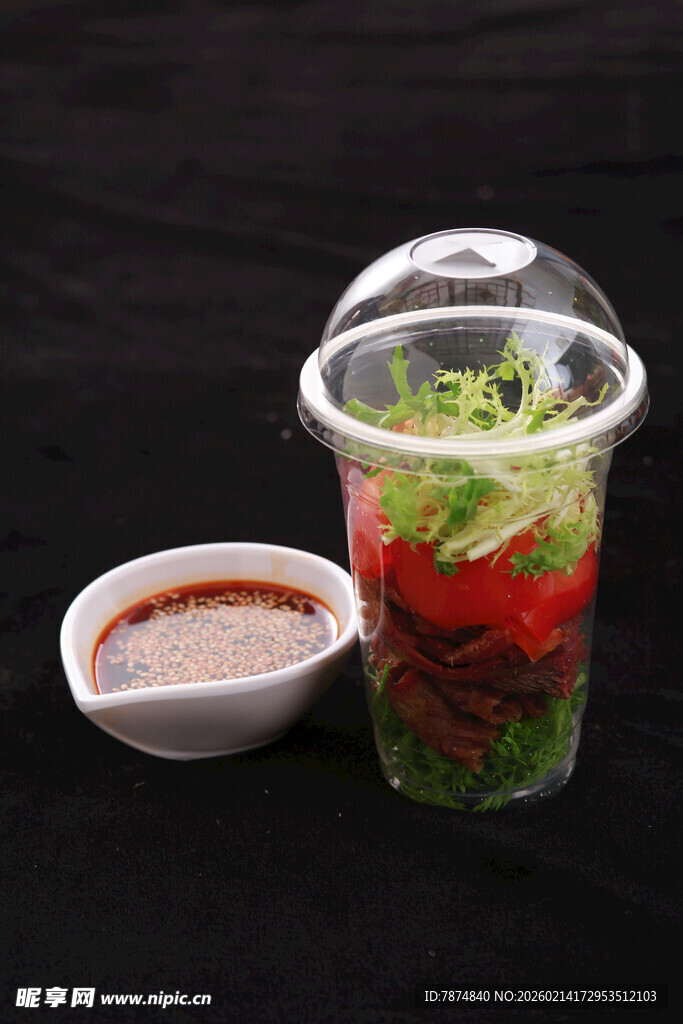 透明杯装沙拉配小碟酱料