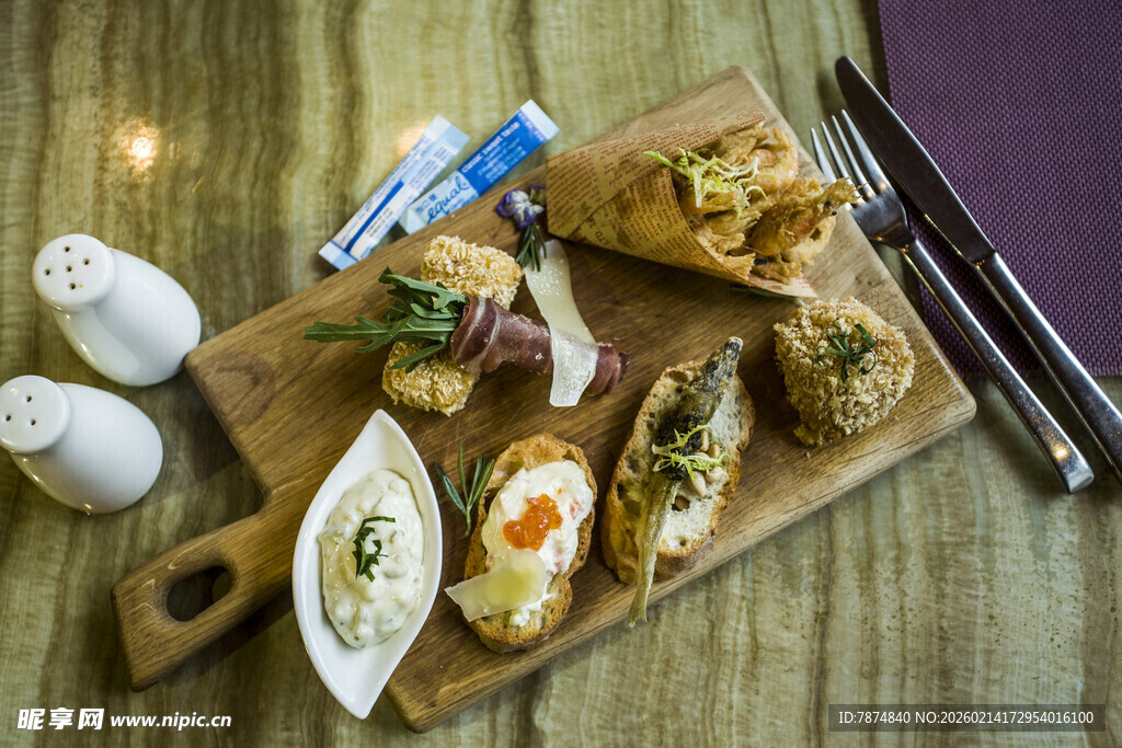 美味拼盘小吃摆放在木盘上