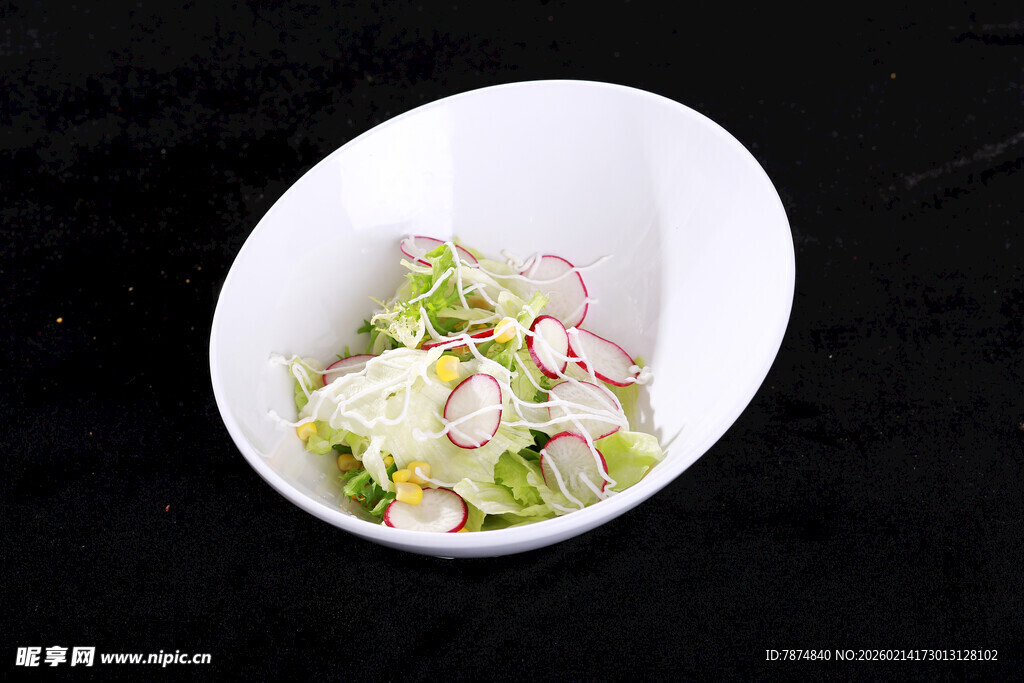 白色碗中新鲜蔬菜沙拉