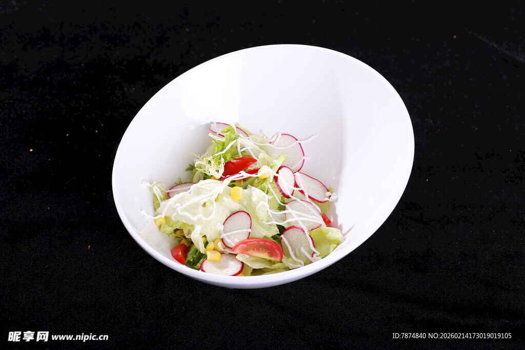 白色碗中的新鲜蔬菜沙拉
