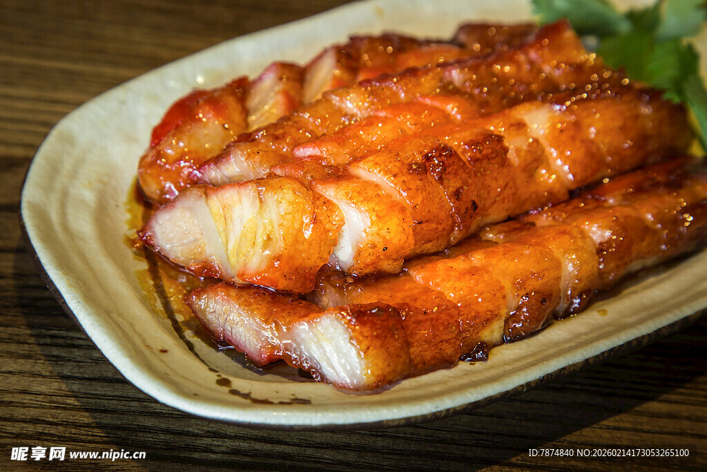 美味烤鳗鱼置于盘中